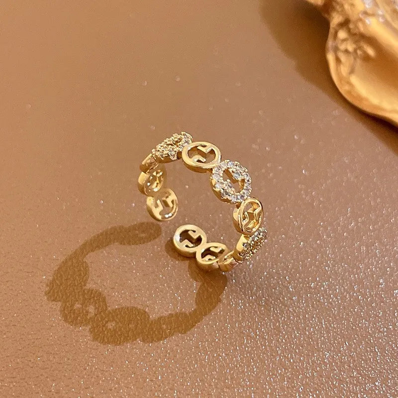 Damenring verstellbar, goldfarben, zeitlose Eleganz. Perfektes Geschenk, passt sich jedem Finger an.