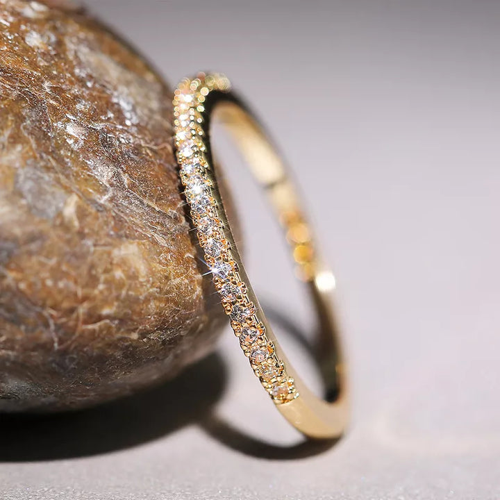 Moderner Damenring: Halbe-Ewigkeit-Design mit Zirkonia-Steinen in Silberoptik. Vielseitiger Schmuck.