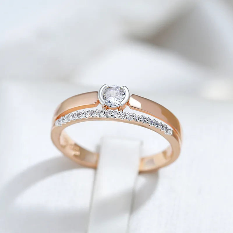 Moderner Damenring mit funkelnden Zirkonsteinen aus Edelstahl. Edler Luxus-Schmuck für Frauen.