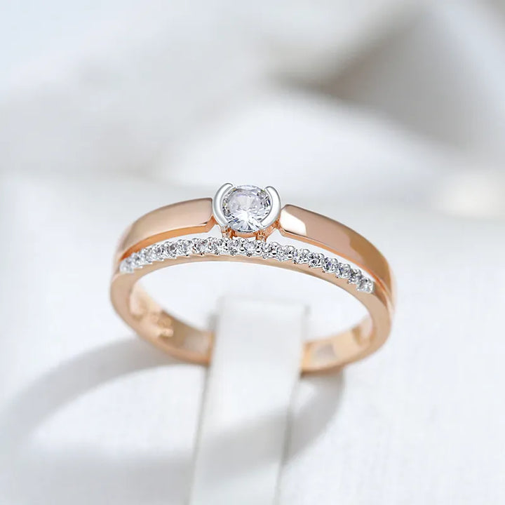 Moderner Damenring mit funkelnden Zirkonsteinen aus Edelstahl. Edler Luxus-Schmuck für Frauen.