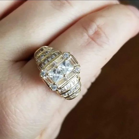 Vintage Fingerring für Damen, besetzt mit Zirkon. Klassischer Goldschmuck im antiken Stil, ideal für Geschenke.