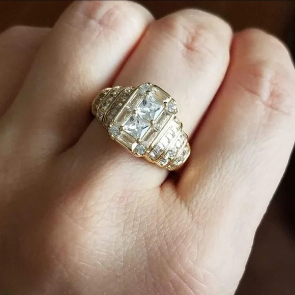 Antiker Zirkonring für Damen, luxuriöser Vintage-Stil. Goldfarbenes Accessoire, ein eleganter Hingucker.