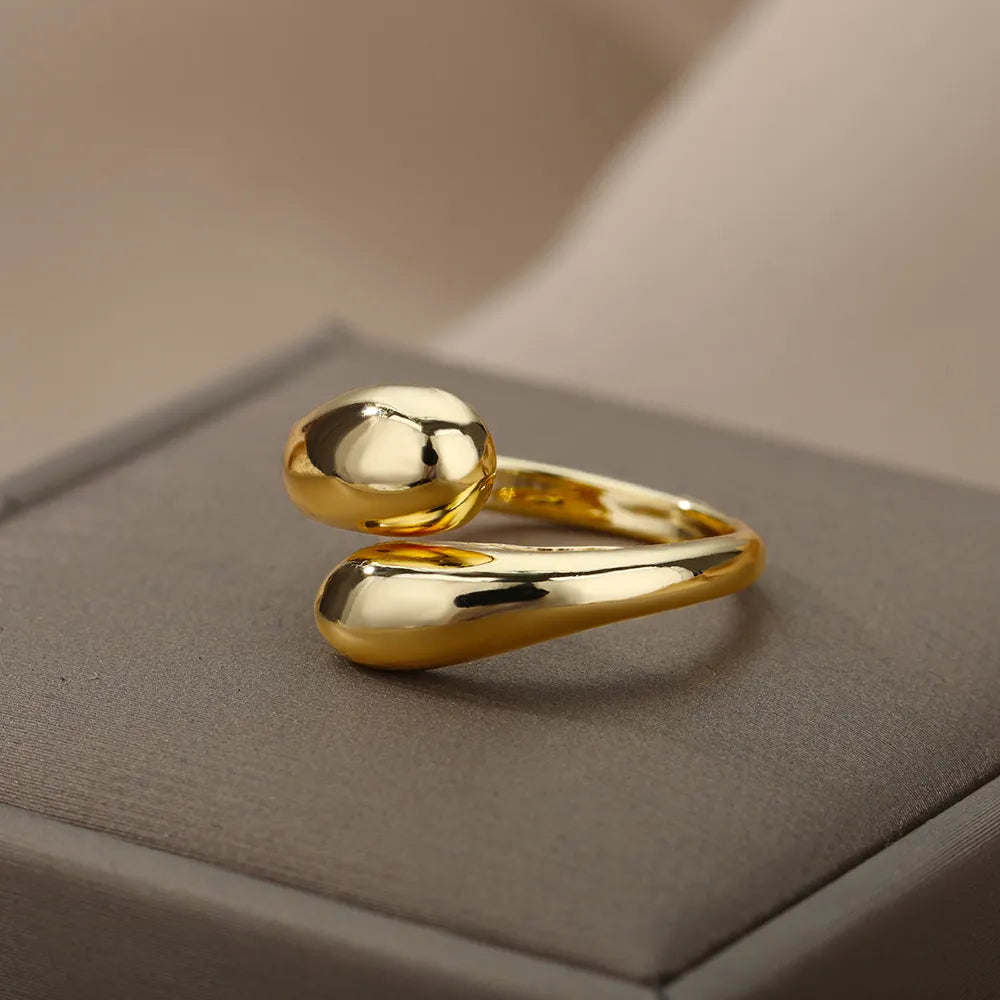 Eleganter offener Damen-Goldring aus Edelstahl mit zwei glänzenden Perlen. Verstellbarer Perlenring für zeitlose Looks.