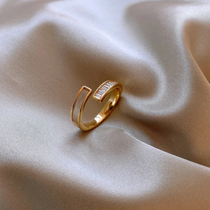 Detailansicht des verstellbaren Unisex Muschelrings aus Gold mit schimmerndem Perlmutt. Stilvolles Accessoire.