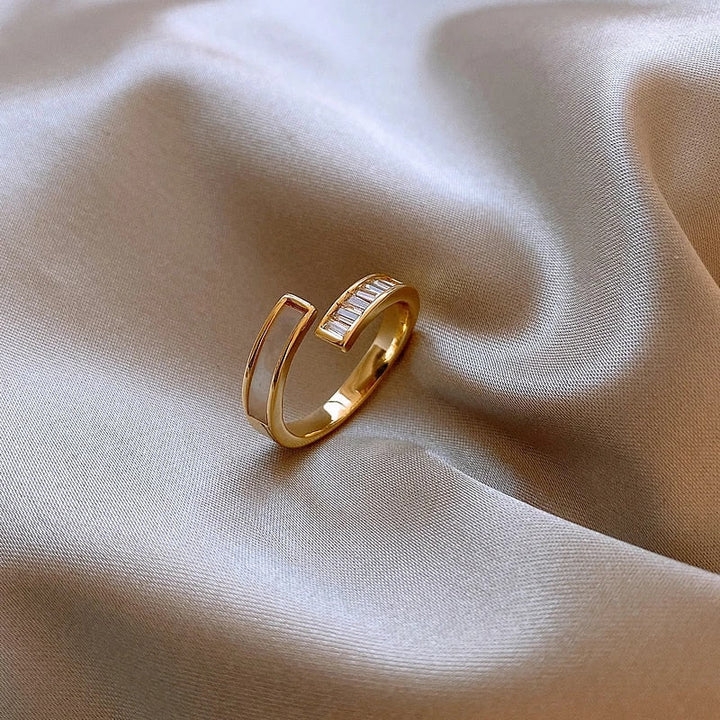 Detailansicht des verstellbaren Unisex Muschelrings aus Gold mit schimmerndem Perlmutt. Stilvolles Accessoire.
