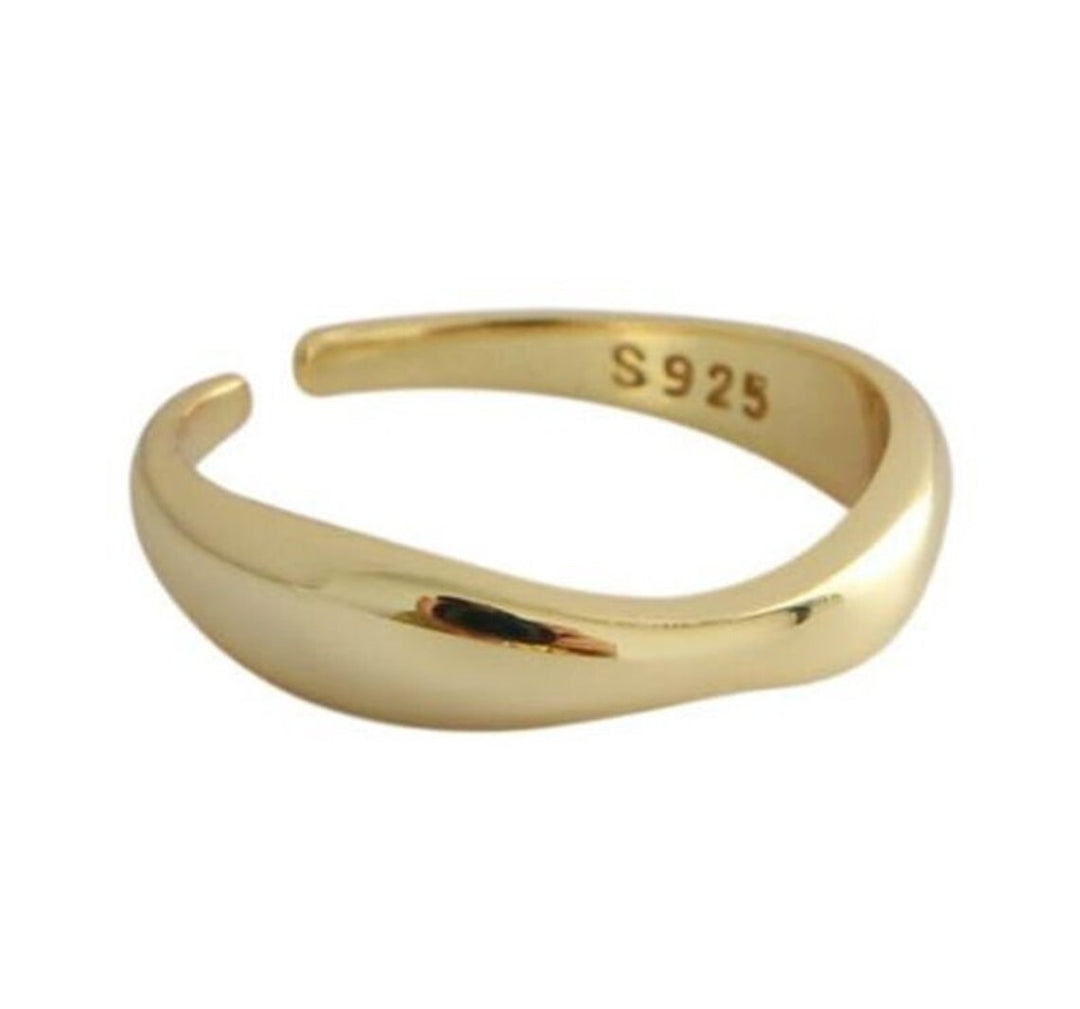 Damen Wellenring aus 925er Silber. Moderner und schlichter Silberring. Eleganter Schmuck.