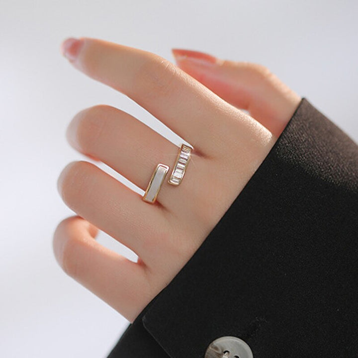 Nahaufnahme eines verstellbaren Gold Muschelrings mit Perlmutt. Ein eleganter Unisex Schmuckring für maritime Looks.
