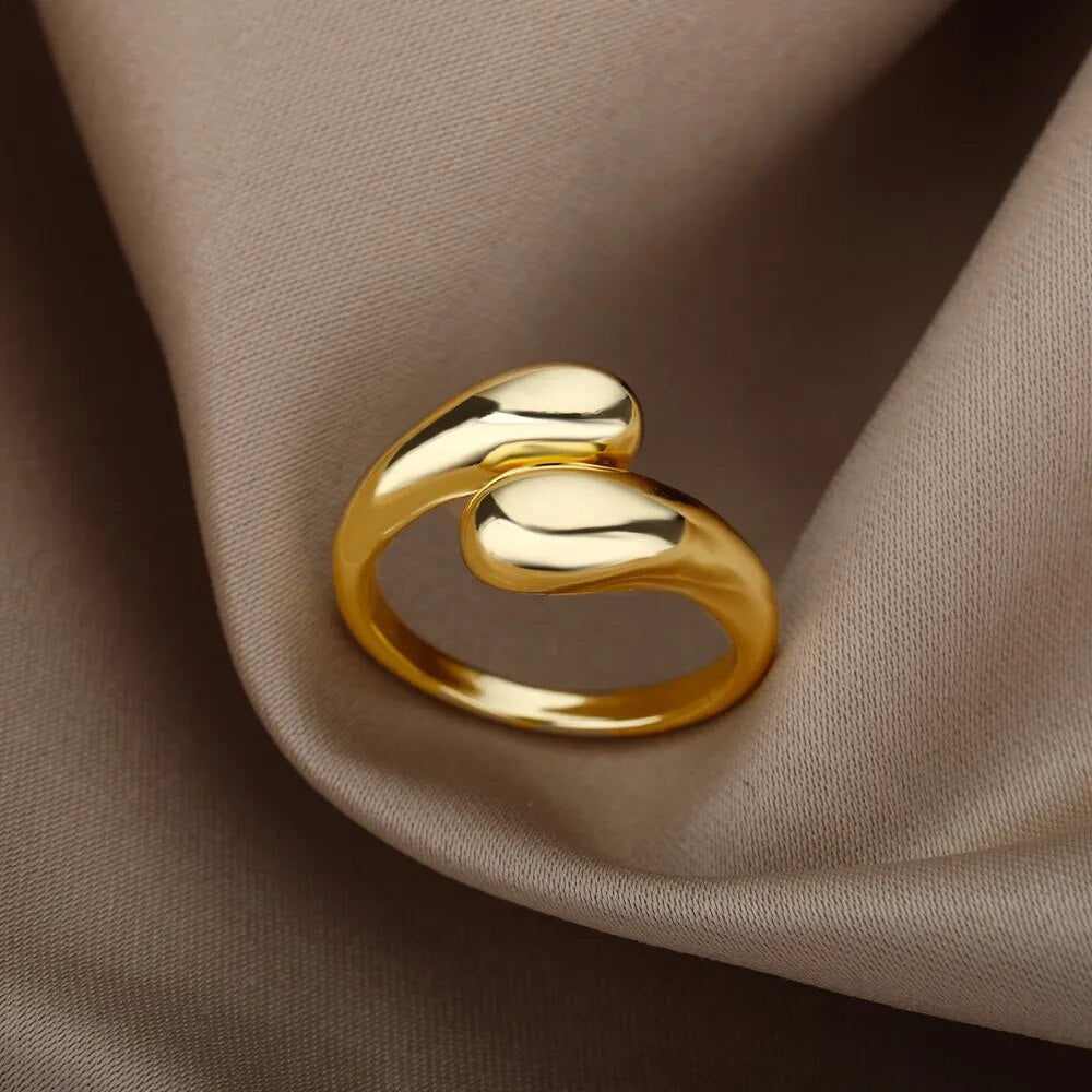 Schicker offener Damen-Goldring mit zwei Perlen, aus Edelstahl gefertigt. Verstellbarer Perlenring als Geschenkidee.