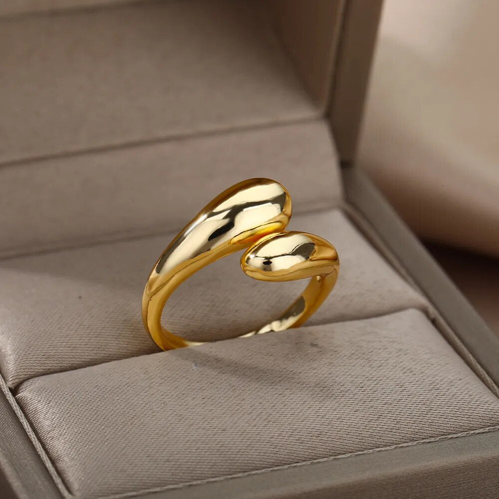 Goldener Edelstahlring für Damen, offen & verstellbar, mit zwei zarten Perlen. Stilvoller Perlen-Modeschmuck.