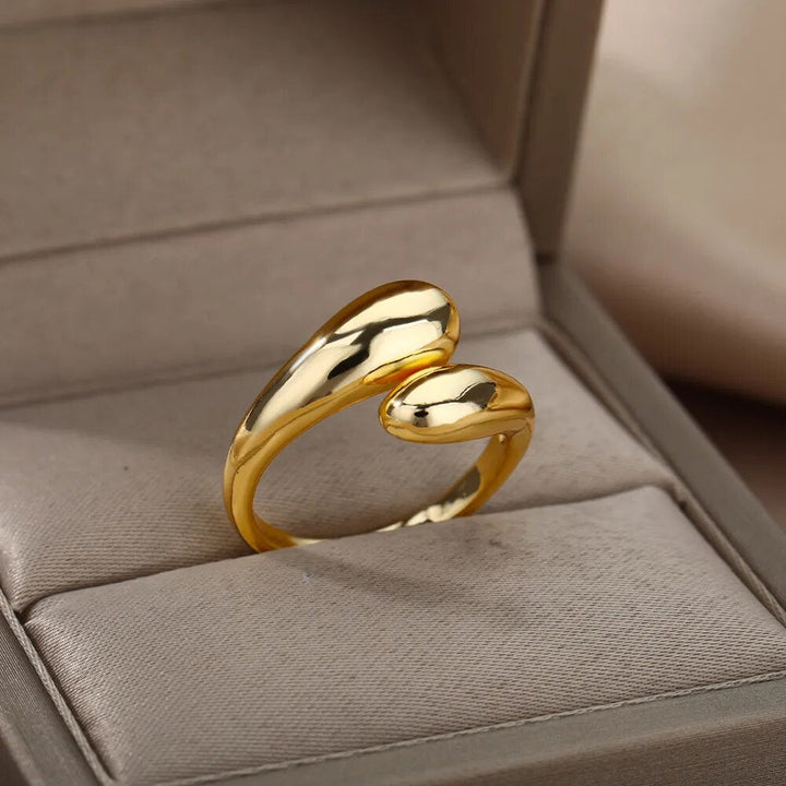 Goldener Edelstahlring für Damen, offen & verstellbar, mit zwei zarten Perlen. Stilvoller Perlen-Modeschmuck.