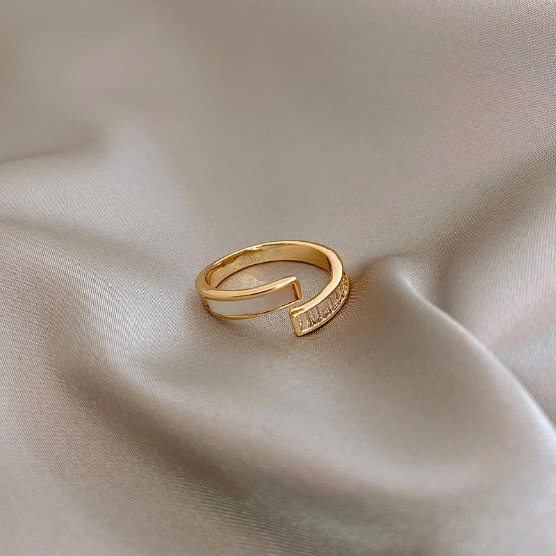 Eleganter Unisex Ring in Muschelform, vergoldet, verstellbar. Maritimer Schmuck mit Perlmutt-Akzent für ihn und sie.