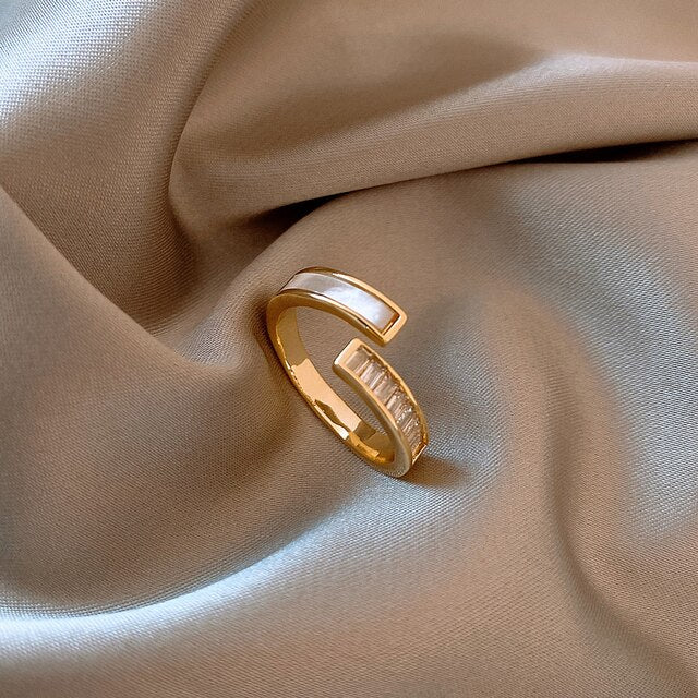 Goldener Muschelring, verstellbar, mit Perlmutt-Inlay, elegant. Unisex Schmuckstück für maritimes Flair.