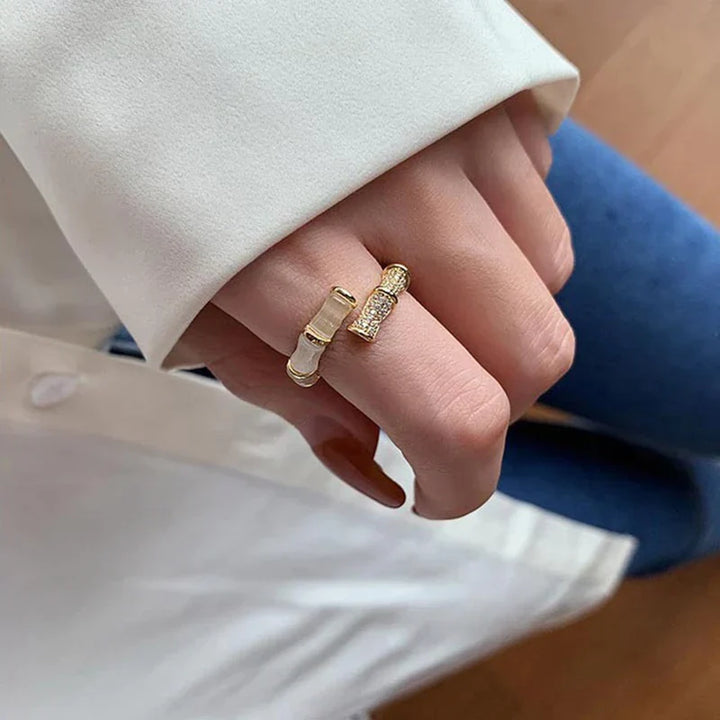Verstellbarer Opal-Damenring am Finger getragen. Elegantes Bambus-Design, ein vielseitiges Schmuckstück.