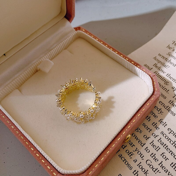 Eleganter, verstellbarer Perlenring für Damen, ideal als Cocktailring; zeitloser Schmuck für jeden Anlass.