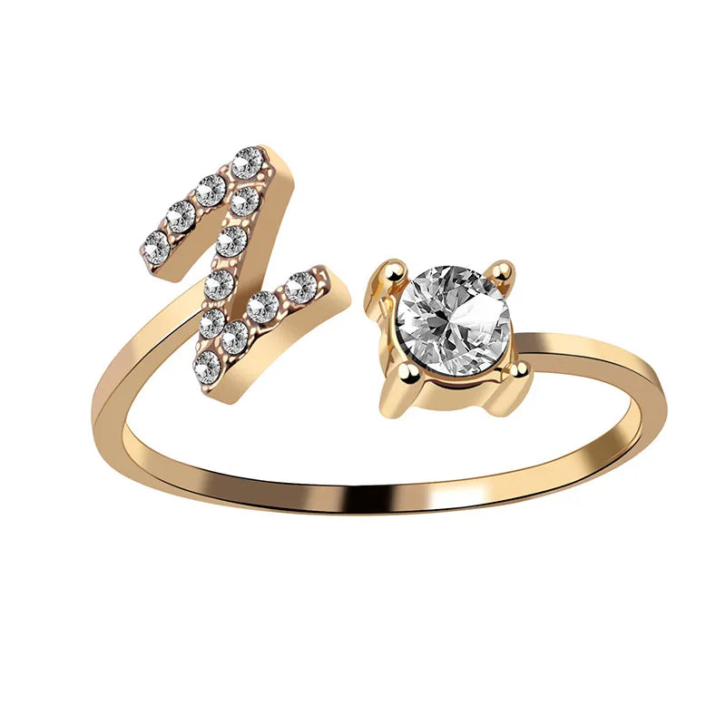 Unisex Strass-Alphabet-Ring in Silber, getragen. Funkelnder, verstellbarer Buchstabenring.