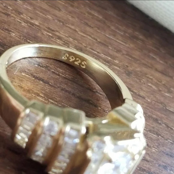 Eleganter Damenring mit funkelndem Zirkon, antikes Design. Goldener Edelstahlring als stilvolles Statement.