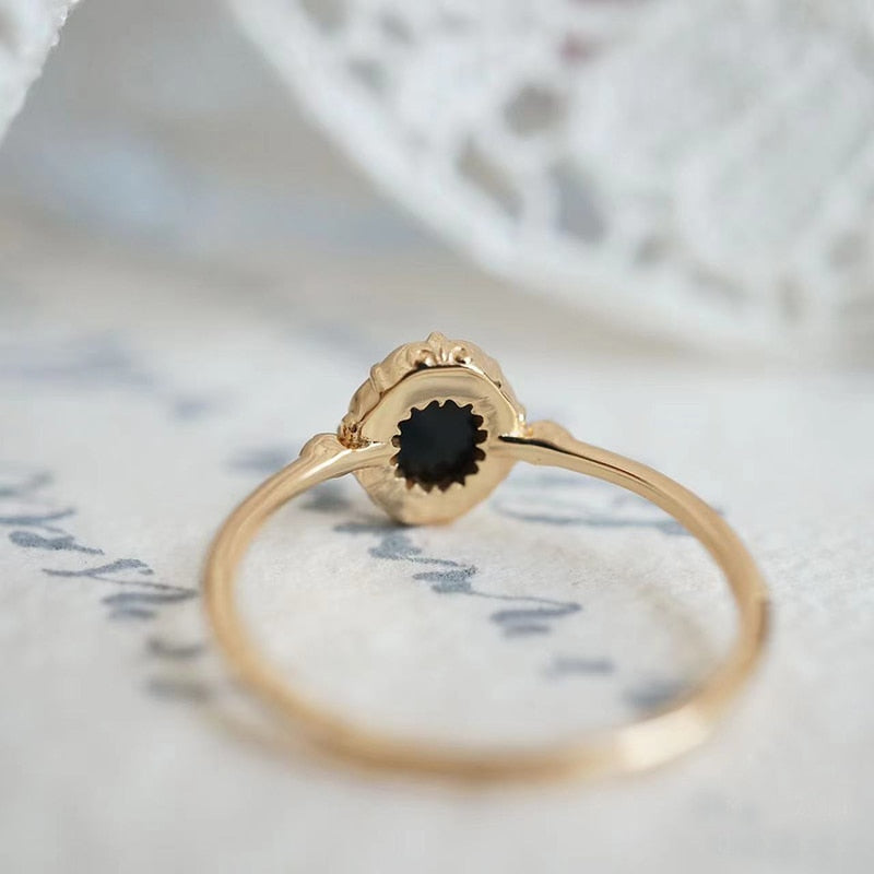 Exklusiver Damen-Ring aus 925er Silber mit Achat und Zirkon-Akzenten, verbindet Eleganz mit Schutz-Symbolik.