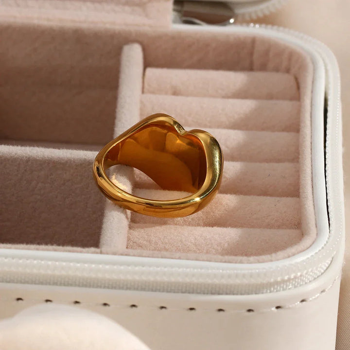 Eleganter Damenring, vergoldet, als Schmuckstück für Selbstliebe & Motivation. Perfektes Accessoire.
