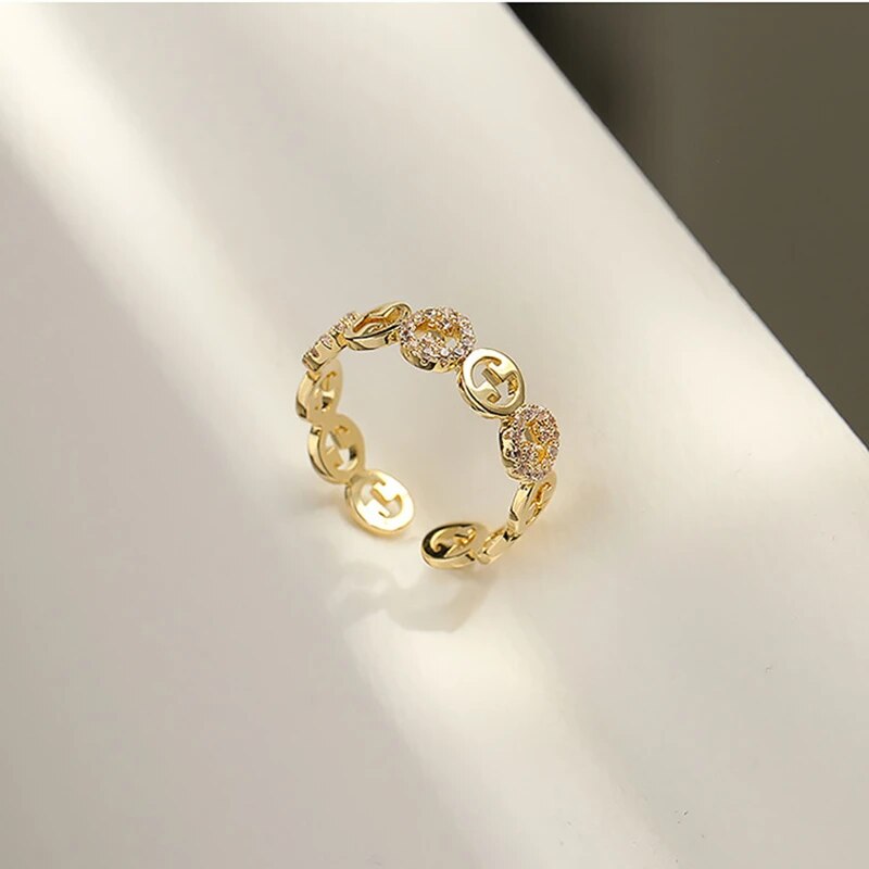 Schimmernder verstellbarer Gold-Edelstahl-Damenring, elegant und modern, für stilbewusste Frauen.