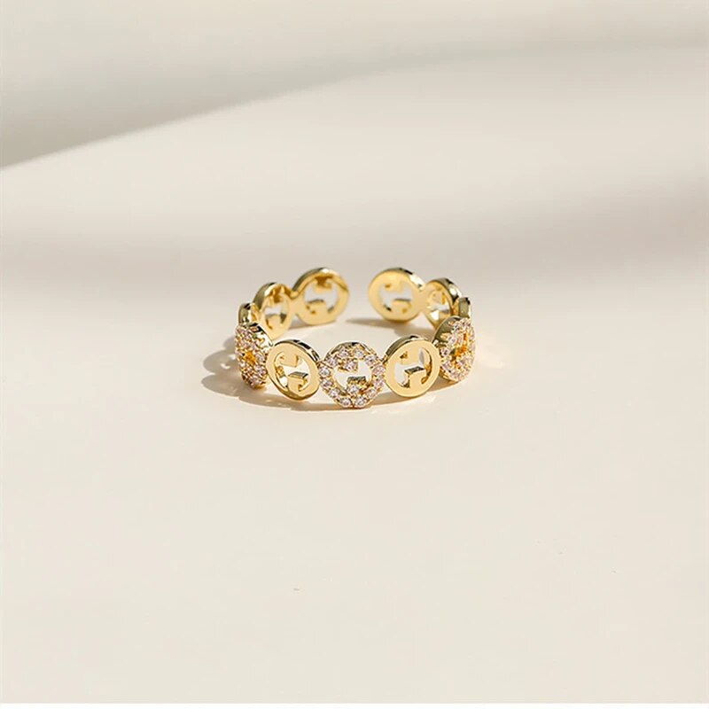 Goldener verstellbarer Damenring, elegant und vielseitig. Ein luxuriöses Accessoire für den täglichen Gebrauch.