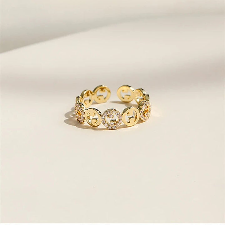 Goldener verstellbarer Damenring, elegant und vielseitig. Ein luxuriöses Accessoire für den täglichen Gebrauch.