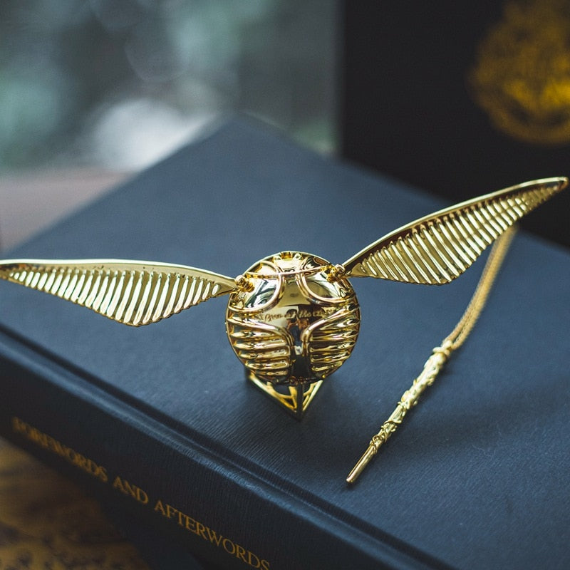 Luxuriöses, vergoldetes Schmuckkästchen mit Flügeln. Perfekte Geschenkidee für besondere Anlässe. Elegante Ringbox.