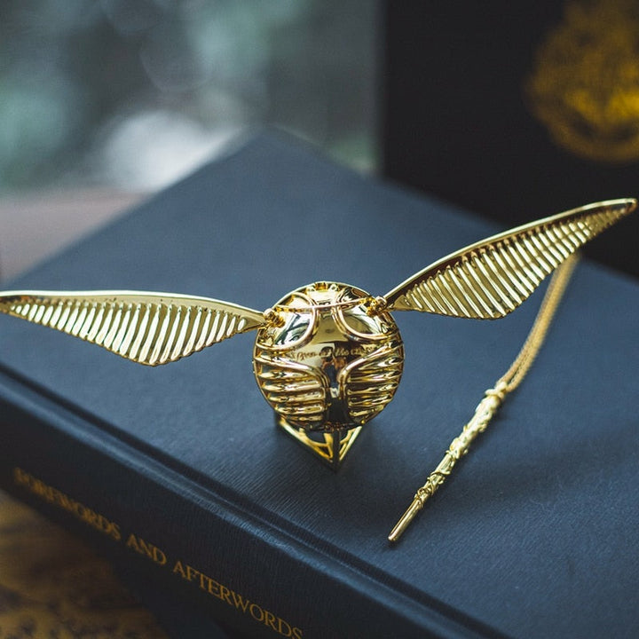 Luxuriöses, vergoldetes Schmuckkästchen mit Flügeln. Perfekte Geschenkidee für besondere Anlässe. Elegante Ringbox.