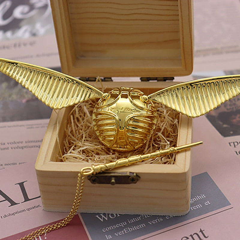 Glänzendes vergoldetes Schmuckkästchen mit eleganten Flügeln. Ideale Ringbox und luxuriöse Schmuckaufbewahrung.