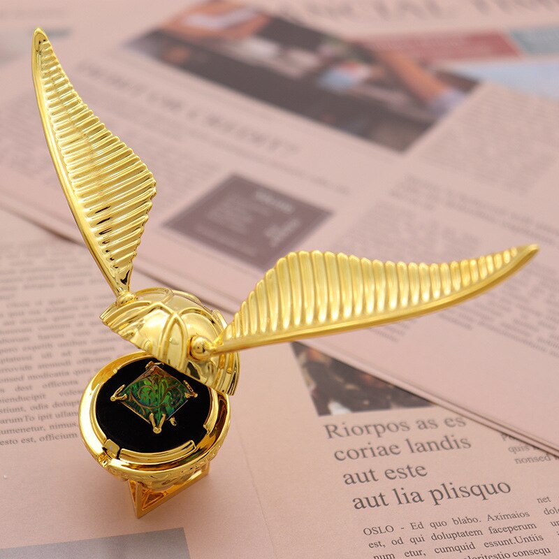 Elegante, vergoldete Ringbox mit zarten Flügeln. Perfekt zur sicheren Schmuckaufbewahrung. Geschenkidee.