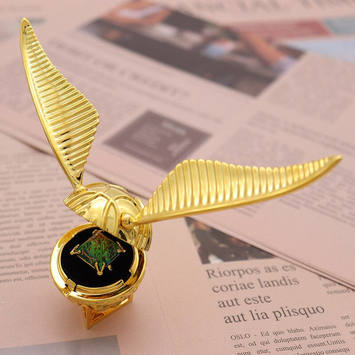 Elegante, vergoldete Ringbox mit zarten Flügeln. Perfekt zur sicheren Schmuckaufbewahrung. Geschenkidee.