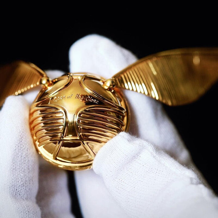 Vergoldetes Schmuckkästchen mit Flügeln. Elegante Ringbox für wertvollen Schmuck. Perfekt als Aufbewahrung.