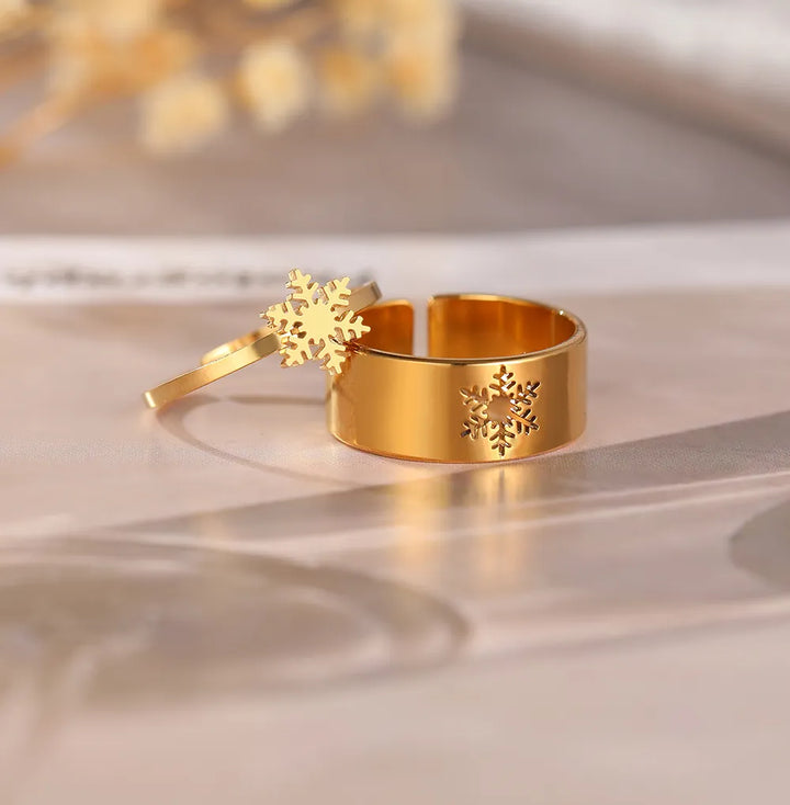 Zwei verstellbare Partnerringe mit Schneeflocken, Unisex Design, elegantes Wintergeschenk für Paare.