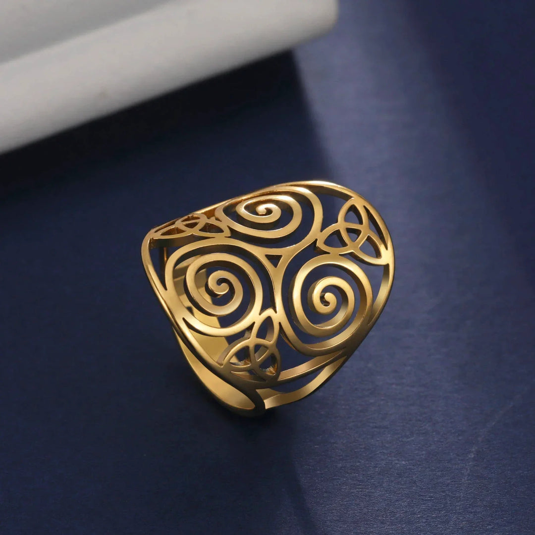 Glänzender verstellbarer Triskelring für Damen in Gold-Optik, symbolisiert Transformation, ideal als Schmuckgeschenk.