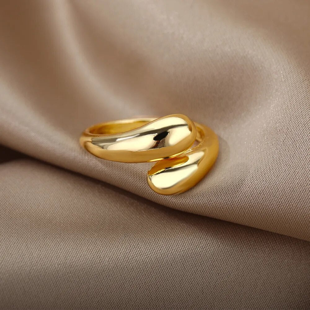 Nahaufnahme: Offener Damen-Goldring aus Edelstahl mit doppelten Perlen. Eleganter verstellbarer Perlen-Modeschmuck.
