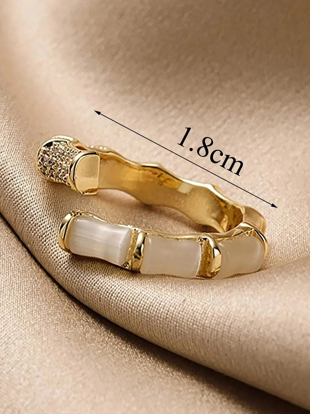 Stylischer Statement-Ring für Damen. Verstellbarer Schmuck mit leuchtendem Opal und modernem Bambus-Design.