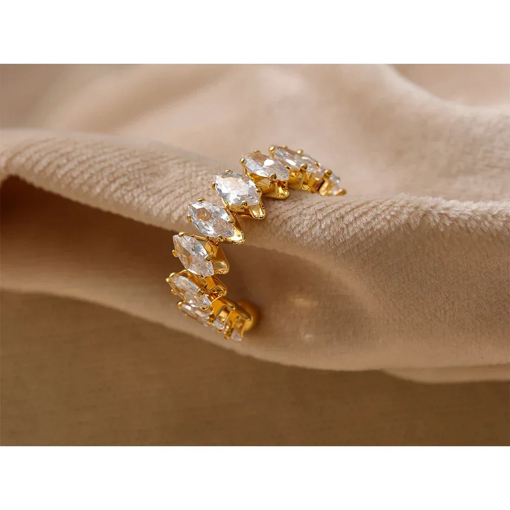 Eleganter Damen Glitzerring aus Edelstahl, vergoldet, als modisches Accessoire und Geschenk.