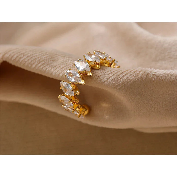 Eleganter Damen Glitzerring aus Edelstahl, vergoldet, als modisches Accessoire und Geschenk.