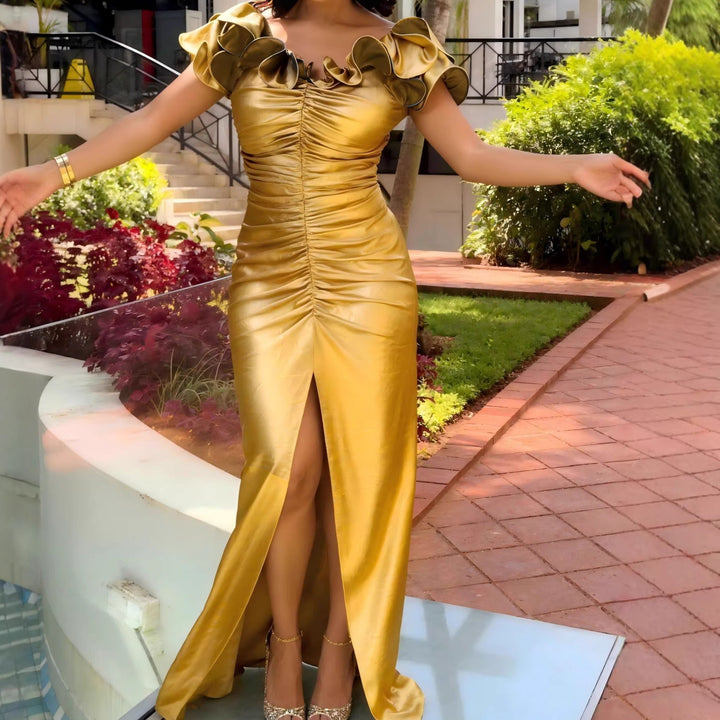 Goldenes elegantes Damen Maxikleid mit Rüschen & hohem Schlitz. Perfekt für festliche Anlässe & Damenmode.