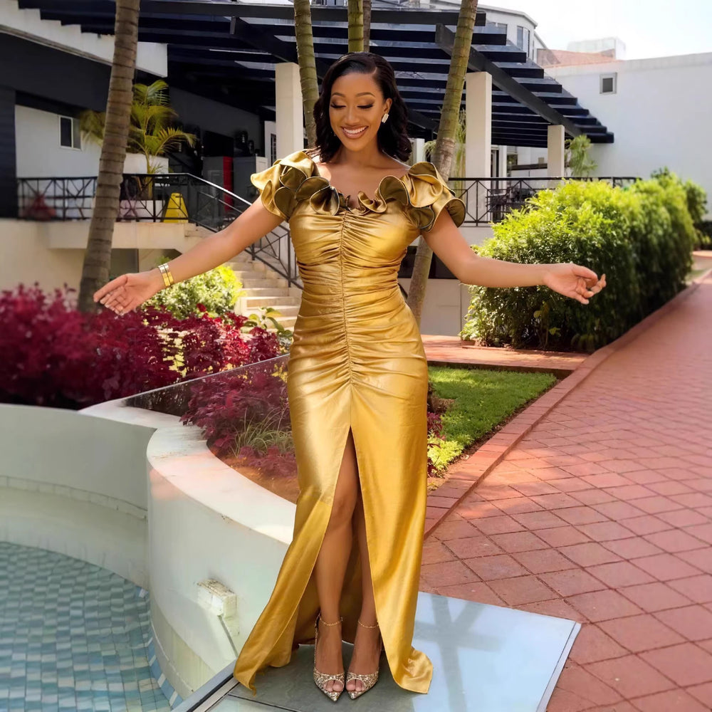 Festliches goldenes Damen Maxikleid mit fließenden Rüschen & sexy Beinschlitz. Ideal als elegantes Abendkleid.