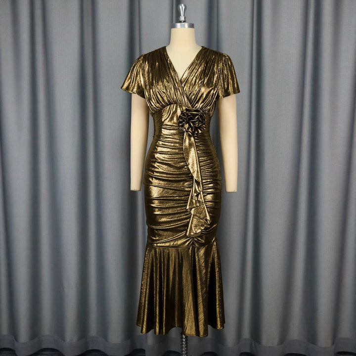 Elegantes goldenes Ballkleid für Damen, figurbetont mit stilvollen Rüschen. Perfekt für Feste.