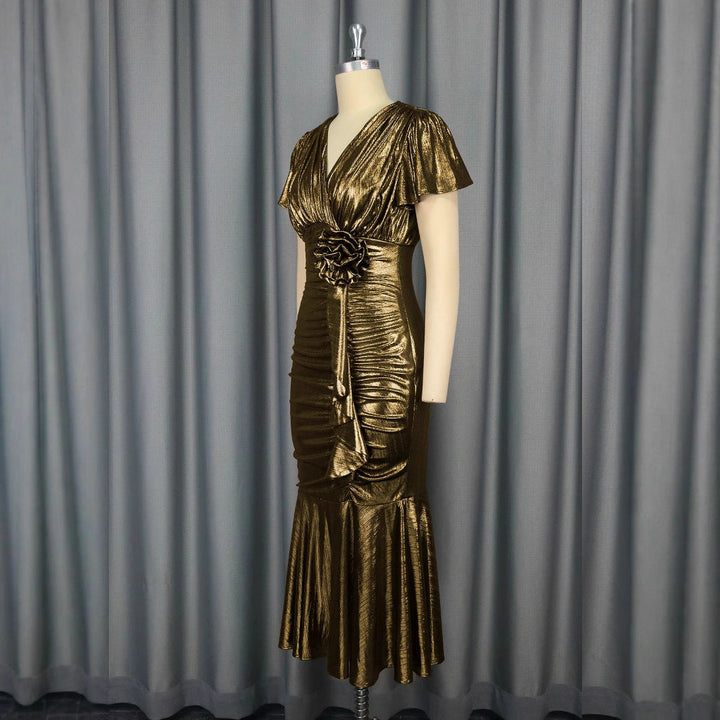 Glamouröses goldenes Partykleid mit V-Ausschnitt und Rüschen, ideal für festliche Anlässe.