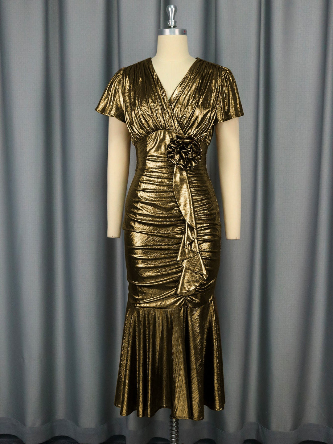 Luxuriöses goldenes Abendkleid mit Rüschen und V-Ausschnitt. Figurbetont für Damen.
