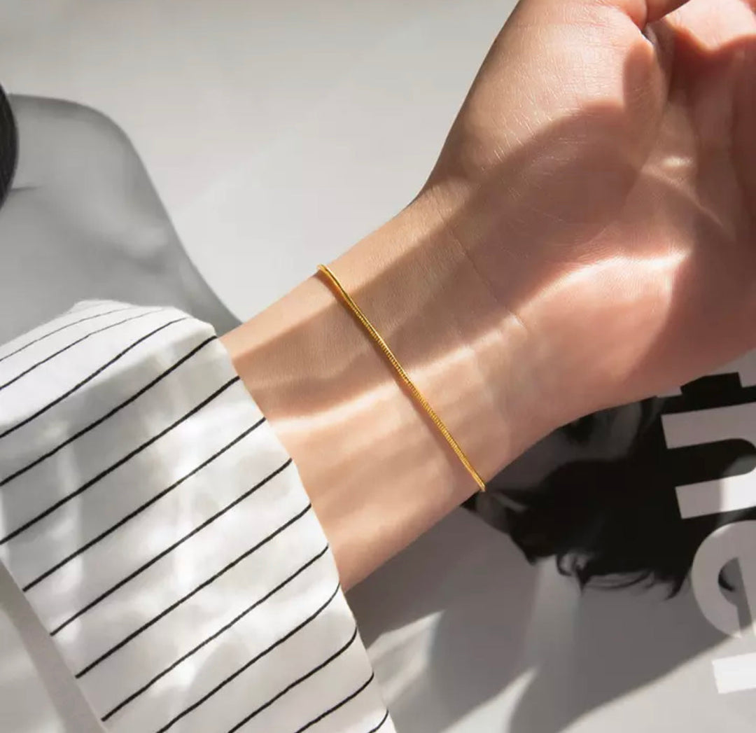 Schlankes, elegantes Unisex-Armband mit Schlangenschließe, ein vielseitiges Accessoire für den Alltag.