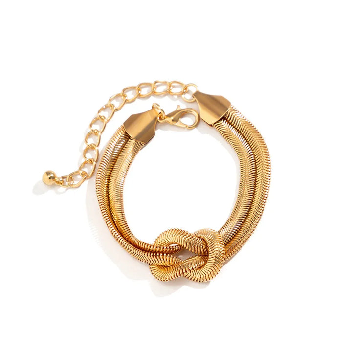 Detailansicht: Geknotetes Damen-Schlangenkettenarmband in Gold & Silber, einzigartiger Schmuckstil.