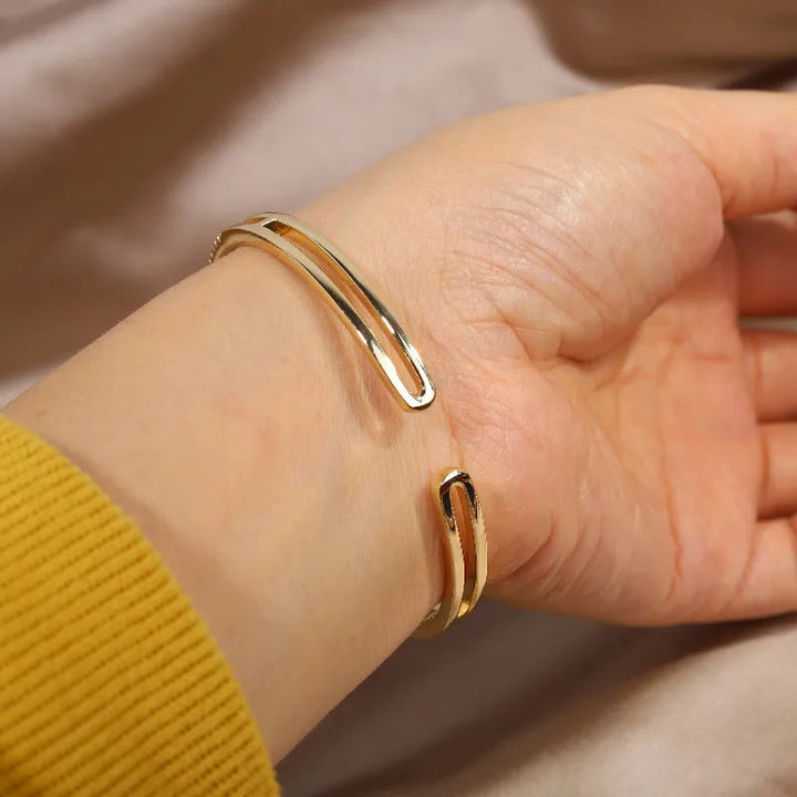 Damenarmband: Strahlendes Knotenarmband in Gold & Silber, aus hochwertigem Edelstahl, ein modisches Geschenk.
