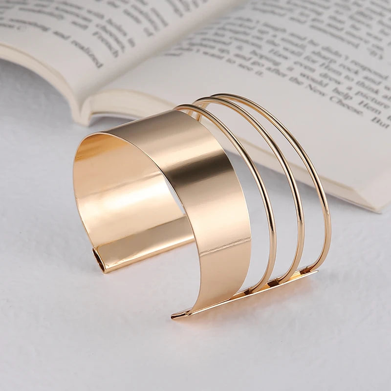Trendiges Damen Punk Manschetten Armband am Handgelenk, vergoldeter Edelstahl Statement-Schmuck.