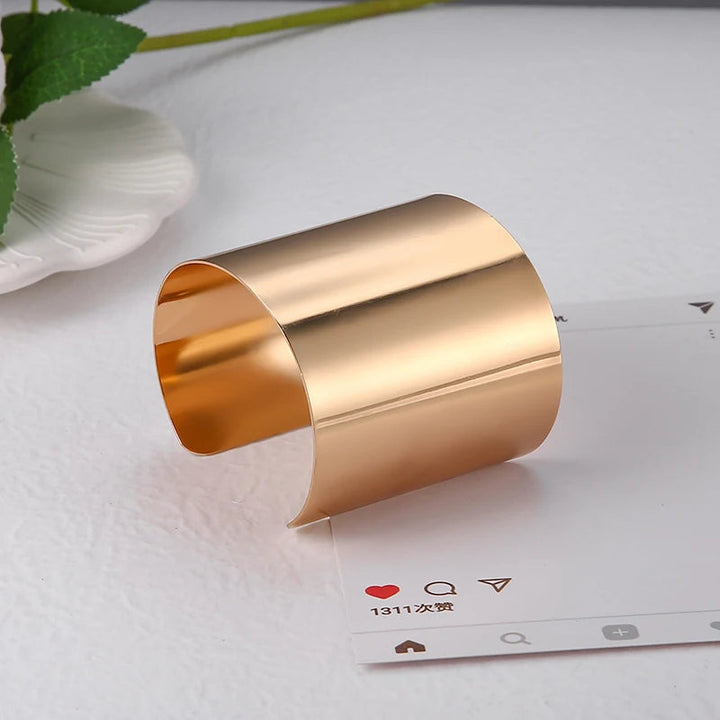Detailansicht des goldenen Punk Manschetten Armreifs aus Edelstahl, auffälliges Damen-Accessoire.