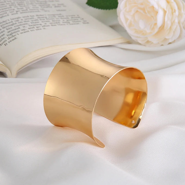 Stylisches Damen Armband im Punk-Stil, breiter vergoldeter Edelstahl-Armreif als cooles Geschenk.