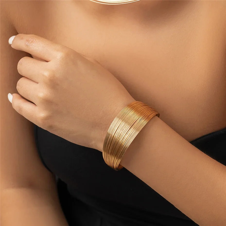 Eleganter Gold-Silber Mehrsträngiger Damen Armreif, ein trendiges Schmuckstück als Geschenkidee.