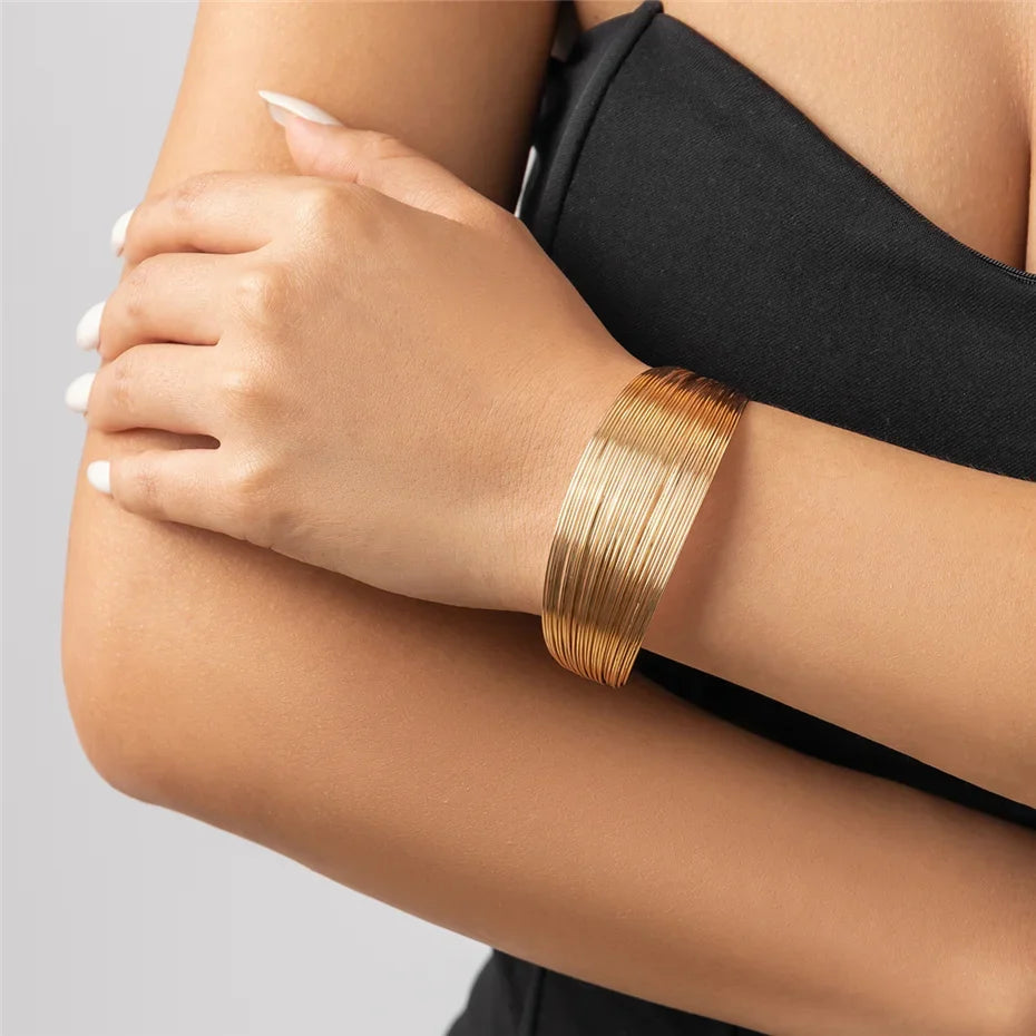 Vielseitiger Damen Armreif, gold-silberfarben, perfekt für das Handgelenk, aus hochwertigem Edelstahl.